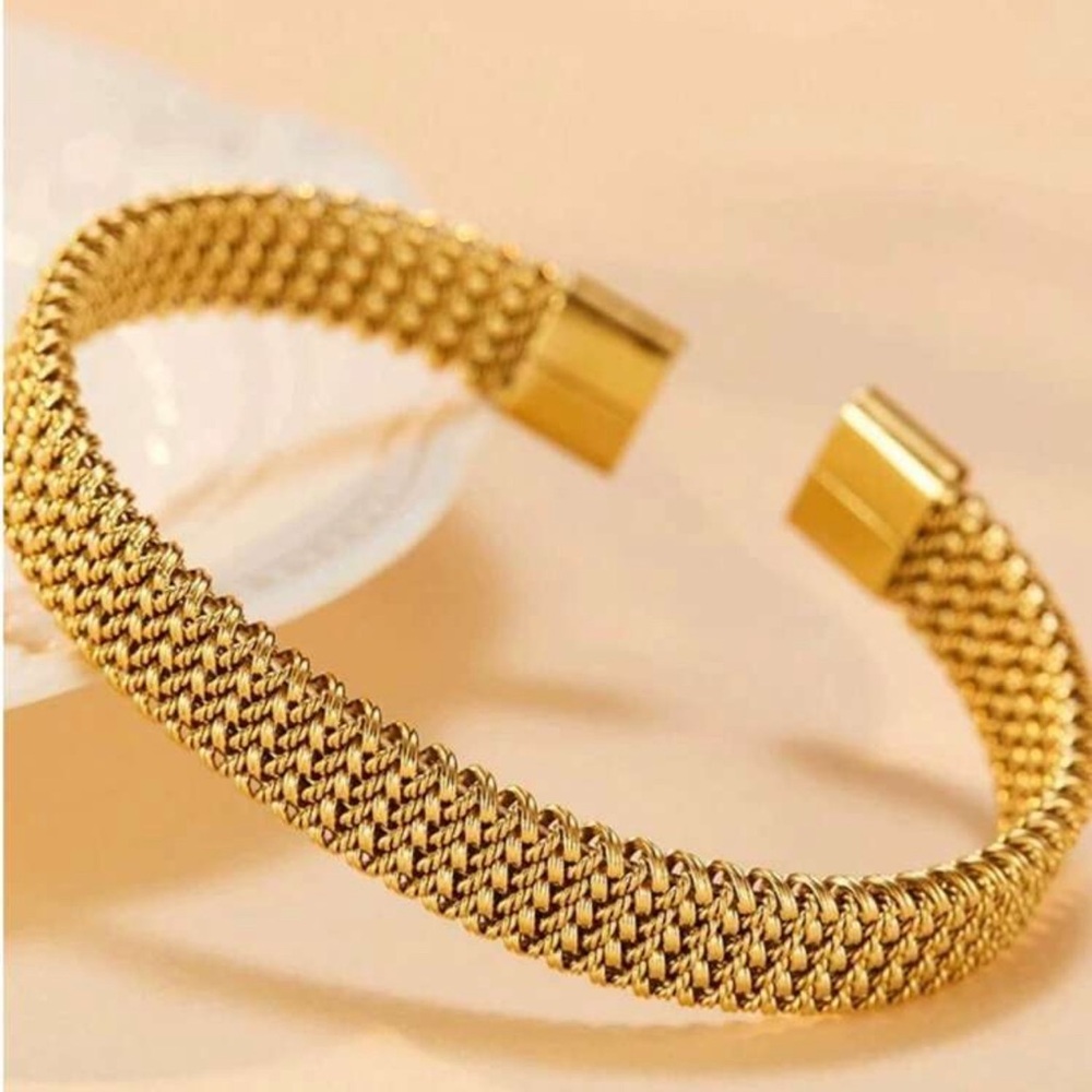 Elegant Gold Mesh Bracelet